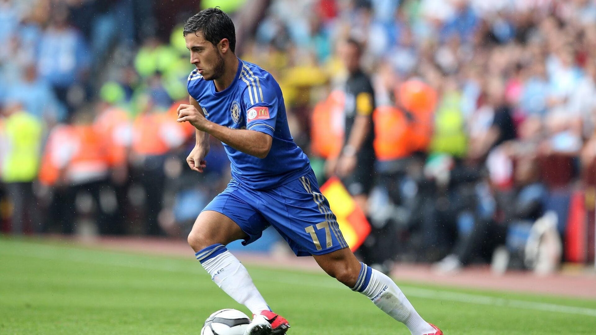 世界杯：荷兰球迷“橙色海洋”占领街头 服装创意十足